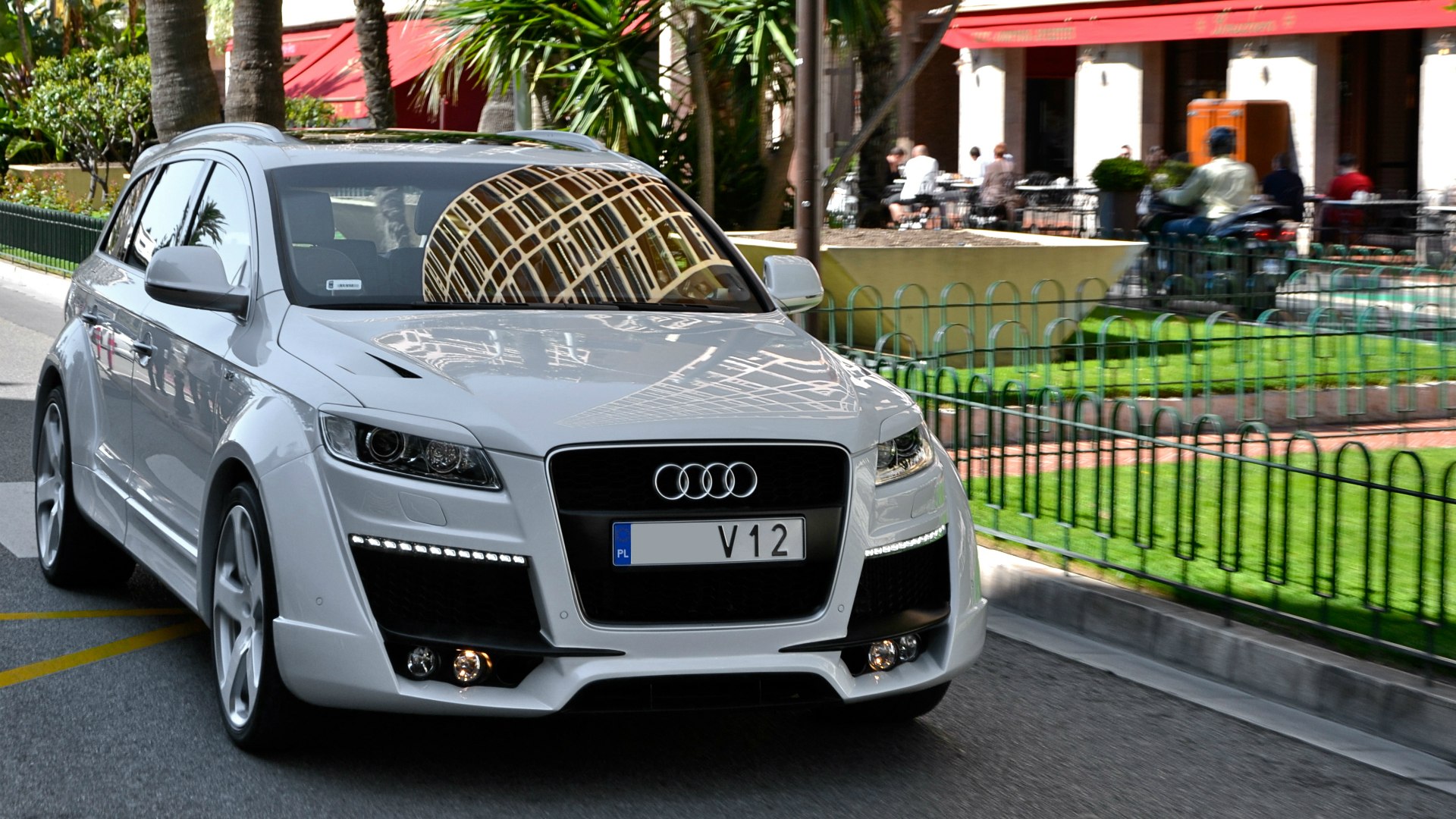 Тюнингованный белый Audi Q7 на улицах твоего города